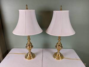 lot 124 image: Set of (2) Gold Table Lamps with Shades