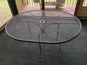 lot 47 image: Oval Metal & Wire Mesh Patio Table