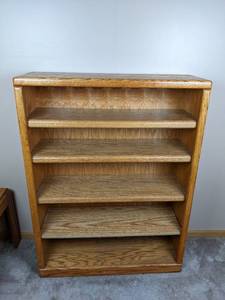 lot 109 image: Wood 5-Shelf Bookcase