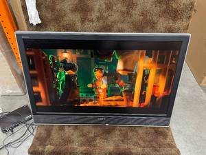 lot 43 image: Sony Bravia V-Series KDL-46V2500 46 1080p LCD Widescreen TV  Television  Display