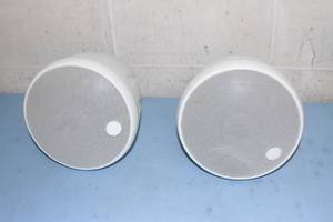 lot 26 image: Pair of SoundTube Entertainment RS500i-WH Hanging  Pendant-Type Pro Audio Speakers