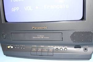 lot 46 image: Panasonic OmniVision VHS Vintage Combo CRT TV Television & VHS VCR Player - PV-M1347