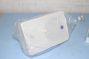 lot 94 image: Lot of 2 - Atlas Sound  Soundolier Pro Audio Speakers - SM52T & SM72T Loudspeakers with Wall Brackets