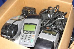 lot 121 image: First Data FD130 Contactless Credit Card Machine Terminal and Lot of Miscellaneous Items