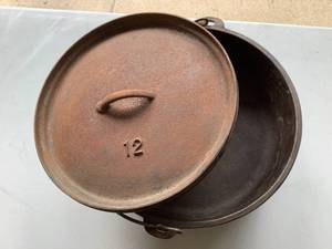 Cast Iron Dutch Oven Kettle