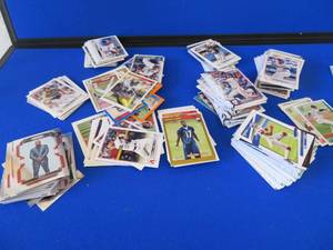 MIXED LOT OF FOOTBALL AND BASEBALL CARDS
