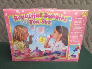 NEW IN BOX BEAUTIFUL BUBBLES TEA SET