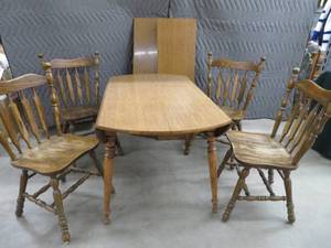 4 ROUND TABLE W4 CHAIRS AND 2 XTRA LEAVES.