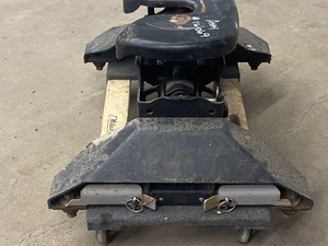 lot 13 image: Curt Q25 5th-Wheel Hitch