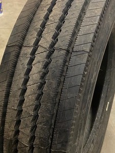lot 15 image: (1) Michelin XZE2 Radial 27580R22.5 Regroovable Steer Tire, New Unused