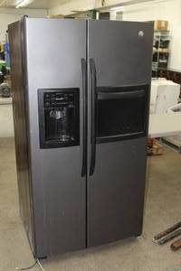 lot 901 image: GE Household Side-By-Side Refrigerator Freezer with WaterIce