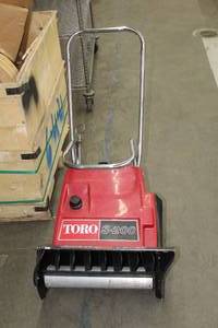 lot 942 image: Toro S-200 38120 Gas Snowblower