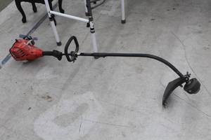 lot 945 image: Homelite Line Trimmer
