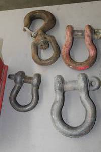 lot 949 image: (1) Hook, (3) Couplings