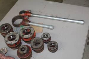 lot 950 image: (2) Ratchets, Ridgid Dies, Pipe Threaders