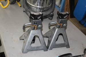 lot 953 image: Lot of (2) Pittsburgh 3-Ton Jack Stands