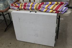 lot 987 image: Folding Table