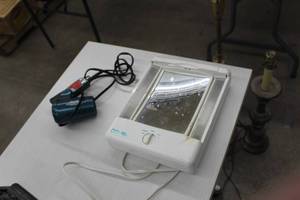 lot 1004 image: Conair Electric Cosmetic Vanity Mirror,  Salon Series Hair Dryer