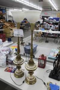 lot 1005 image: Lot of (2) Vintage Table Lamps