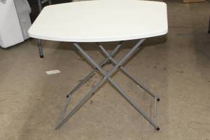 lot 1025 image: Portable Table