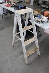 lot 1027 image: 4 Wood Step Ladder