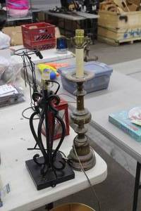 lot 1028 image: Lot of (2) Vintage Table Lamps
