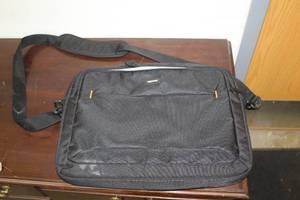lot 1032 image: Amazon Basics Laptop Carry Bag