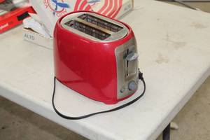 lot 1039 image: Black & Decker 2-Slice Toaster