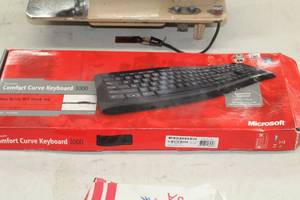 lot 1041 image: Microsoft Comfort Curve 3000 Computer Keyboard (in original box)