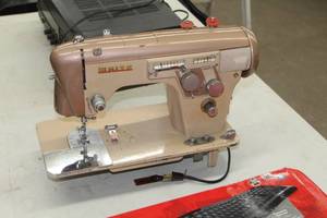 lot 1042 image: Vintage White 6477 Sewing Machine