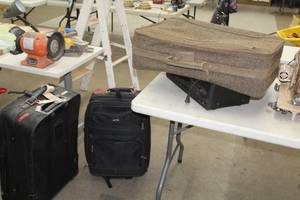lot 1044 image: Lot of (3) Luggage