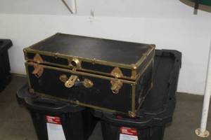 lot 1060 image: Trunk
