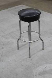 lot 1095 image: MetalPadded Bar Stool