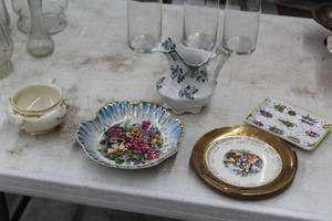 lot 1107 image: Lot of (5) Decorative Housewares - Pitcher, Serving Bowl, Serving Plates