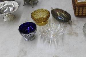 lot 1109 image: Lot of (4) Decorative Housewares - Serving Bowls and Dishes