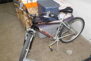 lot 1129 image: Specialized Hard Rock Sport 22 Mens 10-speed Trail Bike 17 SilverBlack Frame