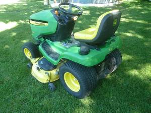 John Deere X320 Lawn Tractor
