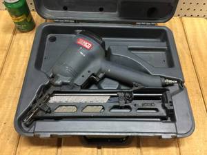 lot 31 image: Senco SFN40 15 Gauge Pneumatic Finish Nailer