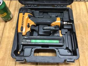 lot 61 image: Bostitch SX1838 Stapler