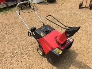 lot 3 image: Honda HS521 4 Stroke Single Stage Snowblower