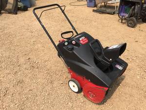 lot 8 image: MTD Single Stage 4 Cycle Snow Thrower