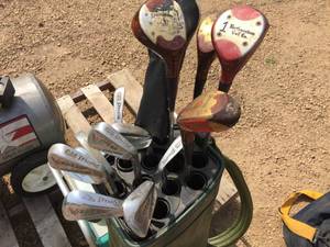 lot 90 image: Vintage Spalding Golf Club Set