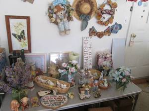 Large decor lot includes porcelain ...