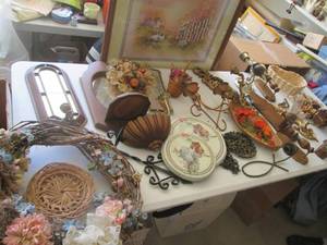 Decor lot including several wall sc...