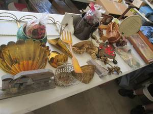 Large decor lot including wall disp...