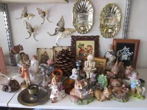 Lot of several figurines and wall d...