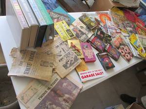Vintage books and newspapers. Garde...