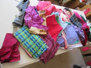 Box of assorted pieces of fabric (s...