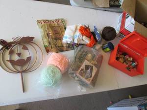 Sewing lot with thread and yarn (se...