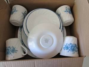 Set of 4 Corelle dish set (see phot...